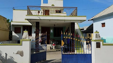 கரூர் அருகேயுள்ள மணல்மேடு தாளப்பட்டியில் உள்ள யுவராஜ் வீடு.