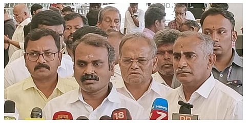 கோவை விமான நிலையத்தில் மத்திய இணையமைச்சர் எல்.முருகன் செய்தியாளர்களைச் சந்தித்தார்.