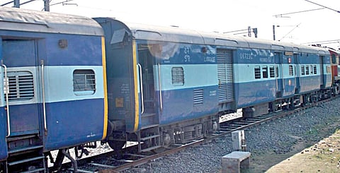 பயணிகளின் வசதிக்காக அடுத்த 2 ஆண்டுகளில் 10,000 ஏசி அல்லாத பெட்டிகளை தயாரிக்க ரயில்வே திட்டம்