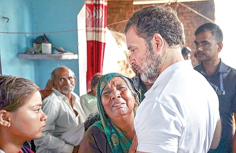 உ.பி.யின் அலிகர் மாவட்டம், பில்கானா கிராமத்தில், ஹாத்ரஸ் நெரிசலில் இறந்த பெண் ஒருவரின் குடும்பத்தினரை காங்கிரஸ் தலைவர் ராகுல் காந்தி நேற்று சந்தித்து ஆறுதல் கூறினார். படம்: பிடிஐ