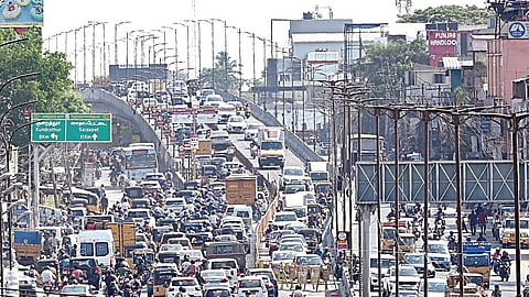 பல்லாவரத்தில் புதிதாக கட்டப்பட்ட பாலத்தில் போக்குவரத்து நெரிசல் மிகுந்து காணப்படுகிறது. | படம்: எம்.முத்துகணேஷ்