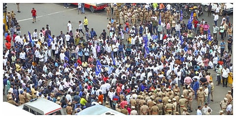 சென்னை ராஜீவ் காந்தி மருத்துவனை முன்பு திரண்ட ஆஸ்ம்ஸ்ட்ராங் ஆதரவாளர்கள்.