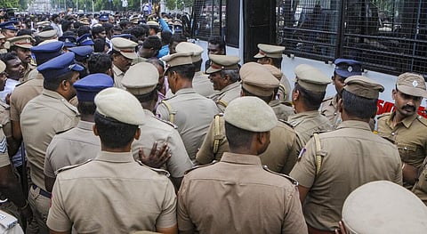 சென்னை ராஜீவ் காந்தி அரசு மருத்துவனை முன்பு குவிக்கப்பட்டுள்ள போலீஸார்