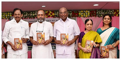 மதுரையில் நடந்த நூல் வெளியீட்டு விழாவில் நீதிபதி ஜி.ஆர்.சுவாமிநாதன் உள்ளிட்டோர் கலந்துகொண்டனர் | படம்: எஸ்.கிருஷ்ணமூர்த்தி.