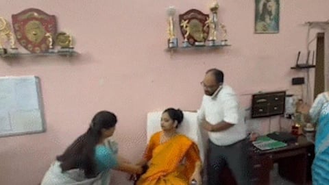 யுபிஎஸ்சி வினாத்தாள் கசிவு: பணிநீக்கம் செய்யப்பட்ட பள்ளி முதல்வரை இருக்கையில் இருந்து அகற்றிய ஊழியர்கள்