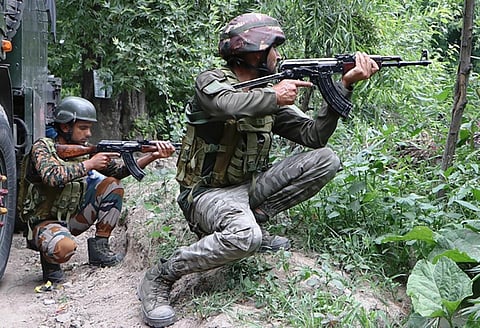 குல்காம் துப்பாக்கிச் சூடு: 6 தீவிரவாதிகள் சுட்டுக் கொலை; 2 வீரர்கள் வீரமரணம்