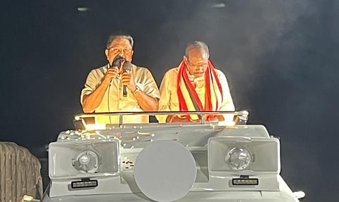 விக்கிரவாண்டி தொகுதிக்குட்பட்ட நேமூரில் பாமக வேட்பாளர் சி.அன்புமணியை ஆதரித்து அமமுக பொதுச் செயலாளர் டிடிவி தினகரன் பேசுகிறார்.