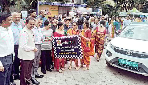 இந்தியன் ஆயில் நிறுவனம், டச்சஸ் கிளப் சார்பில் மகளிர் கார் பேரணி சென்னை மயிலாப்பூரில் நேற்று நடைபெற்றது. இதில், சவேரா ஹோட்டல் நிர்வாக இயக்குநர் நீனா ரெட்டி, இந்தியன் ஆயில் நிறுவனத் தலைவர் எஸ்.எம்.வைத்தியா, நடிகர் அருண் விஜய், நடிகை சுஹாசினி மணிரத்னம் ஆகியோர் கொடியசைத்து தொடங்கி வைத்தனர்.