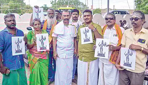 தஞ்சாவூர் பெரிய கோயிலுக்கு நேற்று வந்த சிலை கடத்தல் தடுப்பு பிரிவு முன்னாள் ஐ.ஜி. பொன் மாணிக்கவேலுடன், ஒரத்தநாடு காசி விஸ்வநாதர் கோயிலில் இருந்து திருடுபோன தட்சிணாமூர்த்தி சிலை படங்களுடன் கோயில் நிர்வாகிகள்.படம்: ஆர்.வெங்கடேஷ்