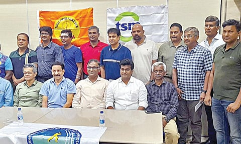 தமிழ்நாடு கிரிக்கெட் மூத்தோர் சங்கம் சார்பில் 50 பிளஸ் வயதினருக்கான டி.எஸ்.மகாலிங்கம் டிராபி டி20 கிரிக்கெட் தொடர் குறித்த அறிவிப்பு நிகழ்ச்சியில் பங்கேற்ற சங்க நிர்வாகிகள்.