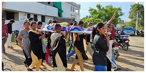 தாராபுரத்தில் மூதாட்டியின் சடலத்தை பெண்களே சுமந்து சென்று நல்லடக்கம் செய்தனர்.