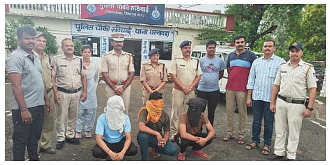 போலீஸ் அதிகாரி போல் நடித்து மோசடி செய்த வழக்கில் கைது செய்யப்பட்ட மூவருடன், கோவை சைபர் கிரைம் போலீஸார் மற்றும் மத்திய பிரதசே மாநில போலீஸார்.