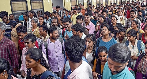 ரயில் சீசன் டிக்கெட் வழங்குவதற்கு பயணிகளிடம் மொபைல் எண் சேகரிக்க எதிர்ப்பு