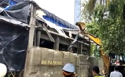 மும்பை சொகுசு கார் விபத்து எதிரொலி: மிஹிர் ஷா மது அருந்திய பார் இடிப்பு