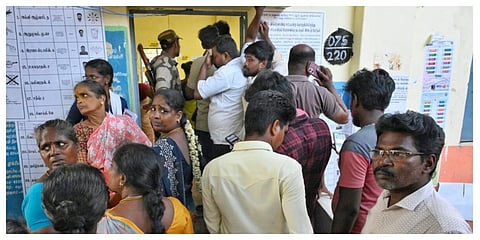 விக்கிரவாண்டியில் மாலை 6 மணிக்கு முன்பாக வாக்குச்சாவடிக்கு வந்த வாக்காளர்களுக்கு டோக்கன் வழங்கப்பட்டு வாக்குப்பதிவு நடைபெற்றது | படம்: எஸ்.எஸ்.குமார்