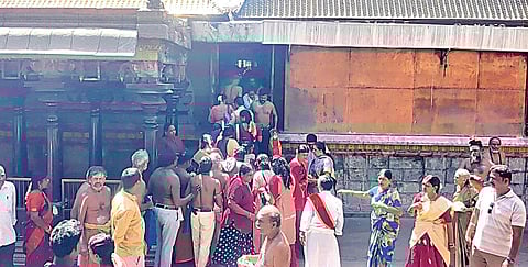 உயர் நீதிமன்ற உத்தரவின்படி சிதம்பரம் நடராஜர் கோயிலில் கனகசபை மீது ஏறி பக்தர்கள் தரிசனம்