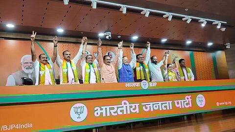 டெல்லியில் ஆம் ஆத்மி எம்எல்ஏ உட்பட பலர் பாஜகவில் இணைந்தனர்