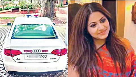 சொந்த வாகனத்தில் சைரன் பயன்படுத்திய பூஜா கேத்கர்.