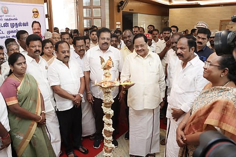 காட்பாடி அடுத்த சேவூரில் நடைபெற்ற மக்களுடன் முதல்வர் திட்ட தொடக்க விழாவில் குத்துவிளக்கேற்றிய நீர்வளத்துறை அமைச்சர் துரைமுருகன்.