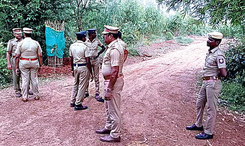 புதுக்கோட்டை மாவட்டம் வம்பன் காட்டுப் பகுதியில், ரவுடி துரைசாமியை
சுட்டுக் கொன்ற பகுதியில், பாதுகாப்புப் பணியில் ஈடுபட்ட போலீஸார்.