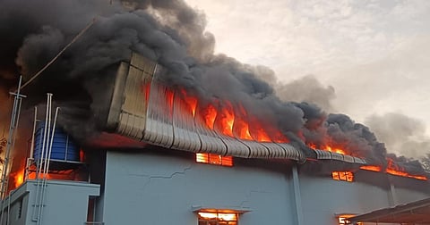 பல்லடம்: பனியன் கழிவு குடோனில் தீ; 12 மணி நேர போராட்டத்துக்குப் பின் தீயணைப்பு