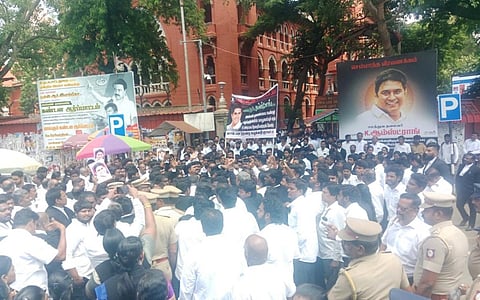 ஆம்ஸ்ட்ராங் படுகொலையைக் கண்டித்து ஐகோர்ட் வழக்கறிஞர்கள் ஆர்ப்பாட்டம்: திடீர் பேரணியால் போக்குவரத்து பாதிப்பு