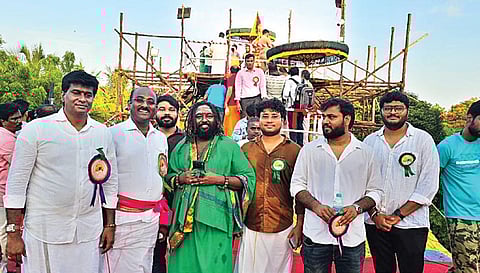 பாம்பன் சுவாமி கோயில் கும்பாபிஷேக விழாவில் பங்கேற்ற தம்பிரான் ரிசபானந்தர் சுவாமிகள் உள்ளிட்டோர்.