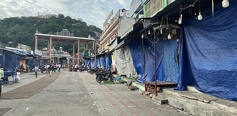 தேவஸ்தானத்தை கண்டித்து பழநியில் கடையடைப்பு போராட்டம்: வெளியூர் பக்தர்களுக்கு உணவு ஏற்பாடு