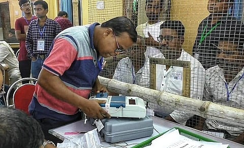 மேற்கு வங்க மாநில ரானாகட் தொகுதி இடைத்தேர்தலில் பதிவான வாக்குகள் எண்ணப்படுகின்றன.