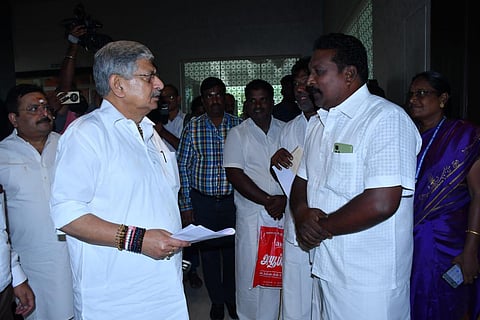 மத்திய மீன்வளத்துறை அமைச்சர் ராஜீவ் ரஞ்சன் சிங்கிடம், மனு அளித்த மீனவ சங்க நிர்வாகிகள்.