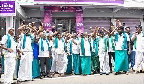 திருச்சியில் விவசாயிகள் போராட்டம்