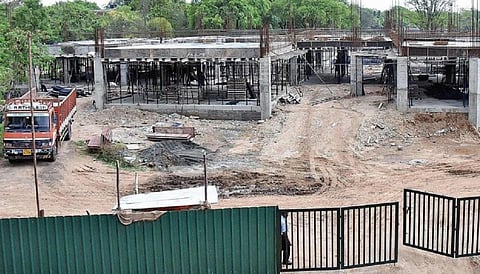 கோவை நஞ்சப்பா சாலையில் நடைபெற்று வரும் செம்மொழிப் பூங்கா கட்டுமானப் பணிகள். | படம்: ஜெ.மனோகரன் |