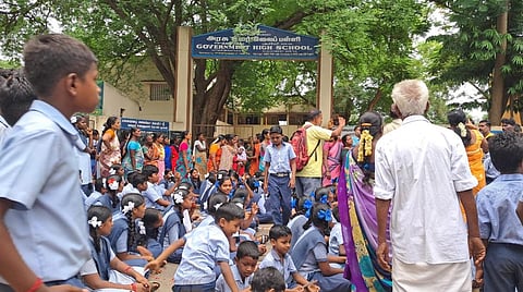 ‘ஆசிரியர்கள் இல்லை, சிபிஎஸ்இ பாடங்கள் புரியவில்லை...’- புதுச்சேரியில் பள்ளி கேட்டை மூடி மாணவர்கள் போராட்டம்