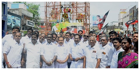 மதுரையில் காமராஜர் சிலைக்கு மாலை அணிவித்து மரியாதை செலுத்திய அதிமுகவினர் | படம்: எஸ். கிருஷ்ணமூர்த்தி