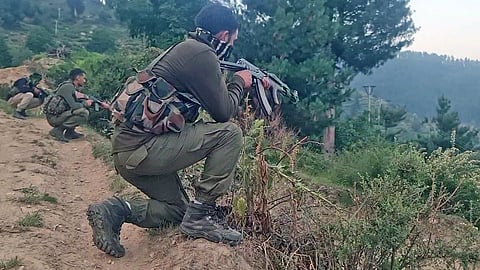 காஷ்மீரில் என்கவுன்ட்டர்: ராணுவ அதிகாரி உள்பட 4 வீரர்கள் உயிரிழப்பு