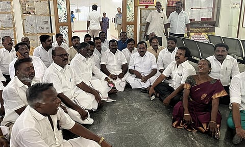 திண்டிவனம் நகராட்சியில் அதிமுக எம்எல்ஏ அர்ஜுனன் தலைமையில் தர்ணா போராட்டத்தில் ஈடுபட்ட அதிமுகவினர்.