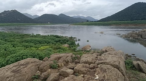 அடிபாலாறு வழியாக மேட்டூர் அணையை நோக்கி வரும் நீர்.