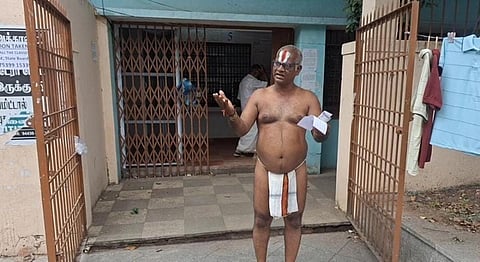 புதுச்சேரி: மக்கள் கஷ்டத்தை எடுத்துச் சொல்ல கோவணத்துடன் மின் கட்டணம் செலுத்தவந்த சமூக ஆர்வலர்