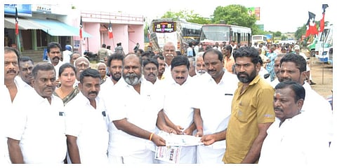 மதுரை சமயநல்லூரில் திமுக ஆட்சியின் அவலங்கள் குறித்த விழிப்புணர்வு துண்டுப் பிரசுரங்களை அதிமுக முன்னாள் அமைச்சர் ஆர்.பி.உதயகுமார் வழங்கினார்