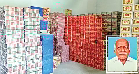 கோவில்பட்டி பகுதியில் உள்ள ஆலையில் உற்பத்தி செய்து வைக்கப்பட்டுள்ள தீப்பெட்டி பண்டல்கள். ( கோப்பு படம்) | உள்படம்: வி.எஸ்.சேதுரத்தினம்.