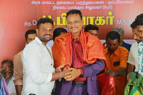 “கரோனா காலத்தில் என் தாயை காப்பாற்றினார்...” - கும்பகோணம் அரசு மருத்துவரை பாராட்டி நெகிழ்ந்த ஓட்டுநர்