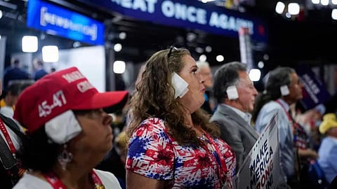 காதில் பேண்டேஜ் உடன் ட்ரம்ப் ஆதரவாளர்கள்.