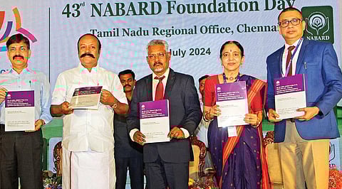 தேசிய வேளாண் மற்றும் ஊரக வளர்ச்சி வங்கி (நபார்டு) 43-வது நிறுவன தின விழா சென்னையில் நேற்று நடைபெற்றது. இதில், நபார்டு வங்கியின் நடப்பு ஆண்டுக்கான செயல்திட்டங்கள் அடங்கிய புத்தகத்தை தமிழக கூட்டுறவுத் துறை அமைச்சர் பெரியகருப்பன் வெளியிட்டார். உடன், கூட்டுறவு சங்கங்களின் பதிவாளர் சுப்பையன், நபார்டு வங்கி தமிழ்நாடு மண்டல முதன்மை பொது மேலாளர் ஆர்.ஆனந்த், ரிசர்வ் வங்கி தமிழ்நாடு மற்றும் புதுச்சேரி மண்டல இயக்குநர் உமா சங்கர் உள்ளிட்டோர். படம்: ம.பிரபு