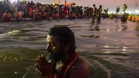 சமய பணிகளை விடுத்து பணம் சம்பாதிக்கும் துறவிகள் மீது அகாடா பரிஷத் நடவடிக்கை