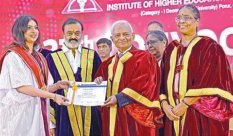 சென்னை போரூர் ராமச்சந்திரா உயர்கல்வி நிறுவனத்தின் 37-வது பட்டமளிப்பு விழாவில் பங்கேற்ற சத்தீஸ்கர் அமிதி பல்கலை. வேந்தர் செல்வமூர்த்தி சிறந்த மாணவர்களுக்கு பட்டம், தங்கப் பதக்கங்களை வழங்கினார். உடன் ராமச்சந்திரா பல்கலை வேந்தர் வி.ஆர்.வெங்கடாசலம், துணைவேந்தர் உமாசேகர் உள்ளிட்டோர்.படம்: ம.பிரபு