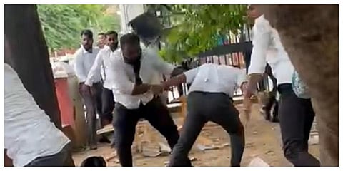 எழும்பூர் நீதிமன்ற வளாகத்தில் வழக்கறிஞர்கள் மோதி கொண்டனர் | கோப்புப்படம்