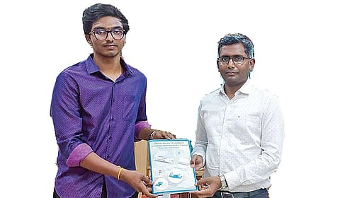 கன்னியாகுமரி ஆட்சியர் ஸ்ரீதரிடம் இருந்து சான்றிதழ் பெற்ற மாணவர் விகாஷ்குமார்