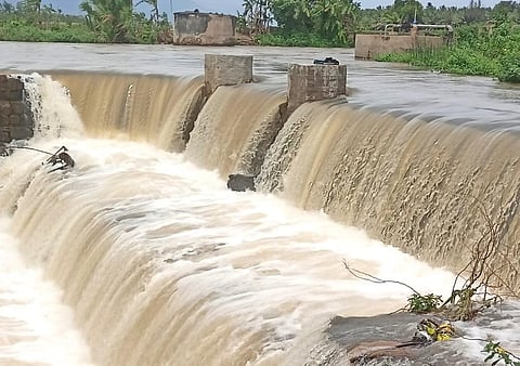 சின்னமனூர் அருகே சீலையம்பட்டி தடுப்பணையில் ஆர்ப்பரித்துச் செல்லும் வெள்ளம். | படம்: என்.கணேஷ்ராஜ்.