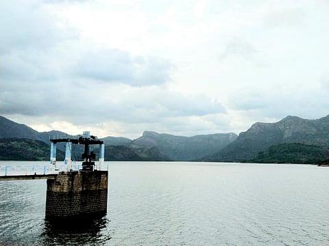 தொடர் மழை காரணமாக அணைக்கு நீர்வரத்து அதிகரித்தால் 110 அடியை எட்டியுள்ள ஆழியாறு அணை.