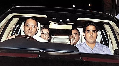 முகேஷ் அம்பானியின் கார் ஓட்டுநரின் சம்பளம் ஆண்டுக்கு ரூ.24 லட்சம்